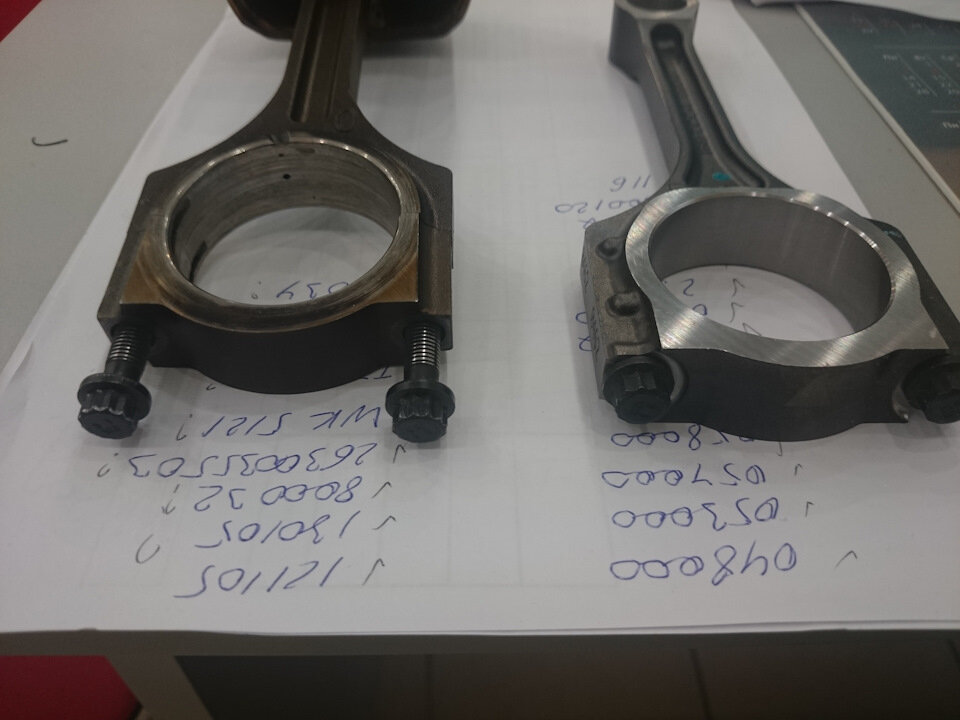 Итак, на первой генерации данного мотора корейцами были установлены шатуны со сверлением (G4KA), также сделано и на 4В11. НА G4KD от сверления, почему-то отказались. (Фото взято из Google)