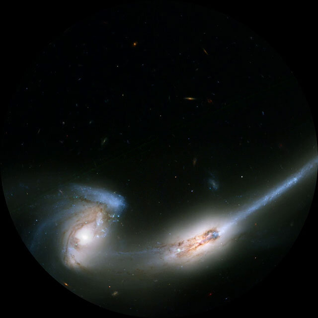 КОСМИЧЕСКОЕ ТАНГО. NGC 4676, пара галактик, известных как «Мыши», танцуют в космосе, когда они начинают сливаться в одну гигантскую галактику.