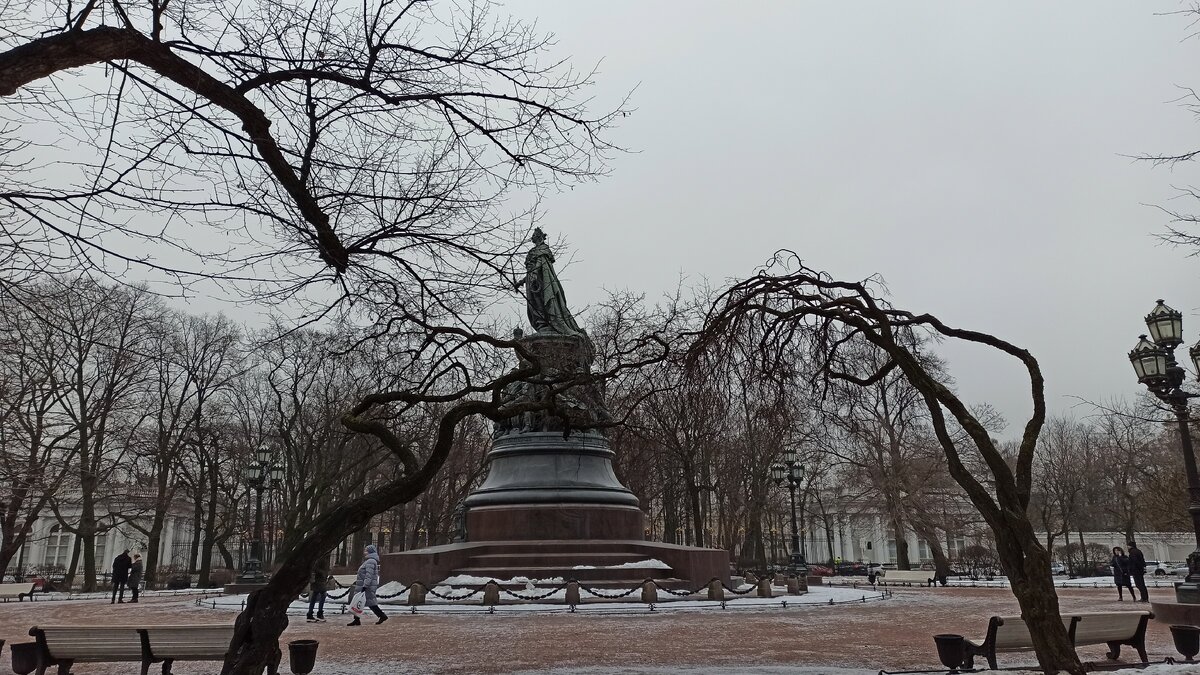 Екатерининский сад. Памятник Екатерине II