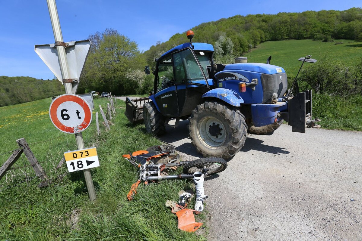 Авария мотоцикла и трактора на сельской дороге во Франции