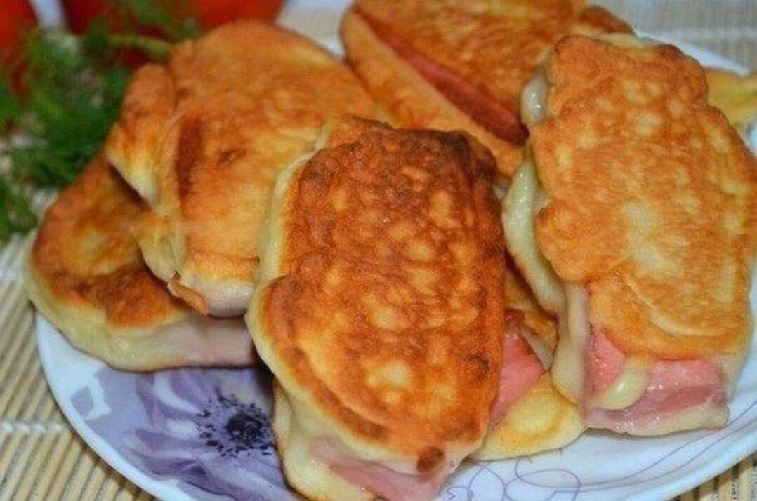 оладьи на кефире с колбасой. оладушки с сосисками. сырные оладушки с сосисками. оладьи с сосисками. как сделать простой рецепт оладьи с сосисками.