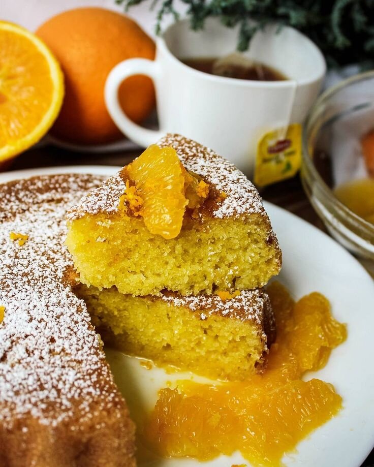 Этот пирог полюбился мне за счет своей нежной текстуры и цитрусового аромата. Он готовится очень легко, но при этом выглядит достойно не только для семейного чаепития, но и для праздничного застолья.