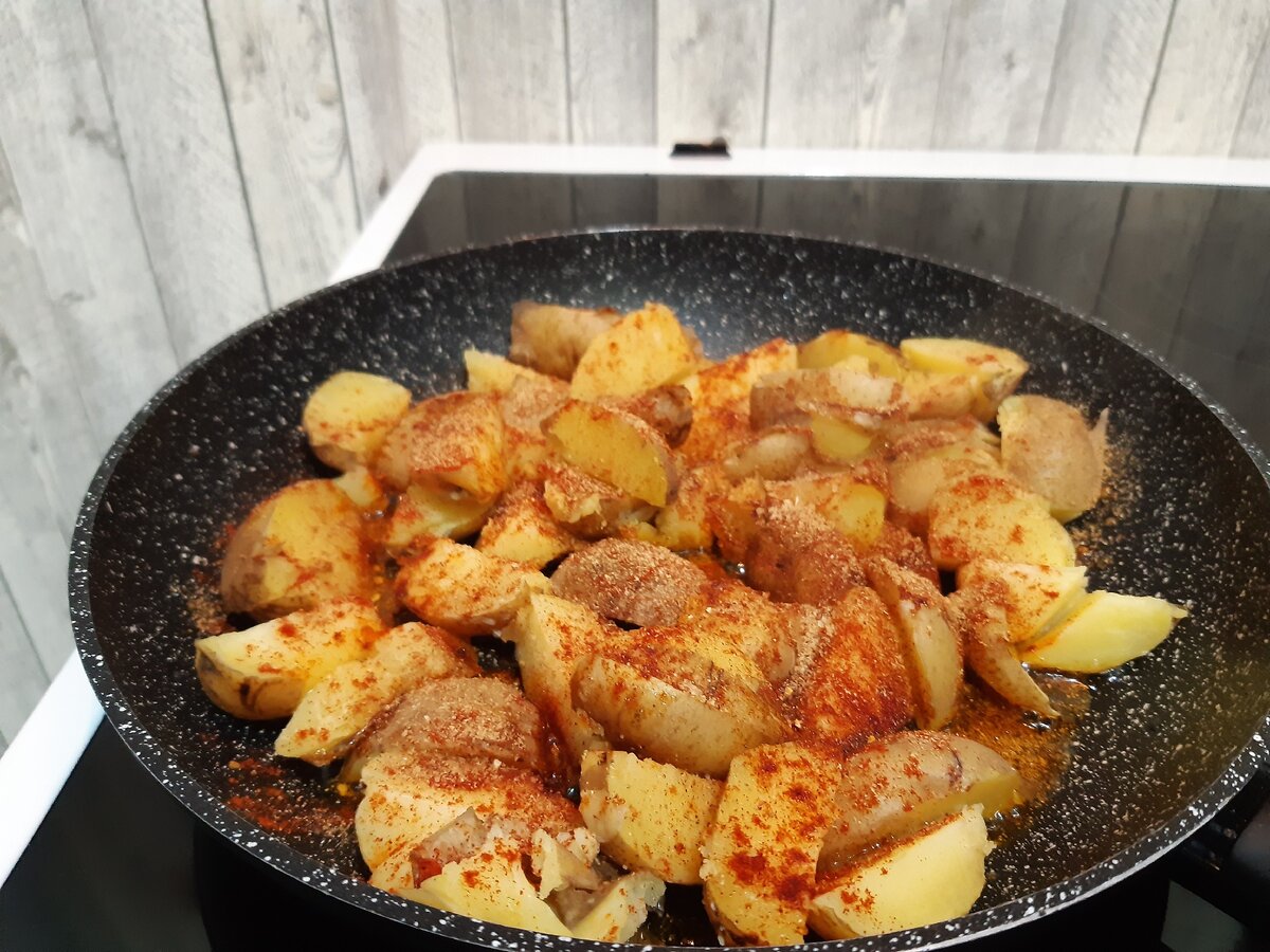 Картофельнве дольки обжариваю с пряносьями.