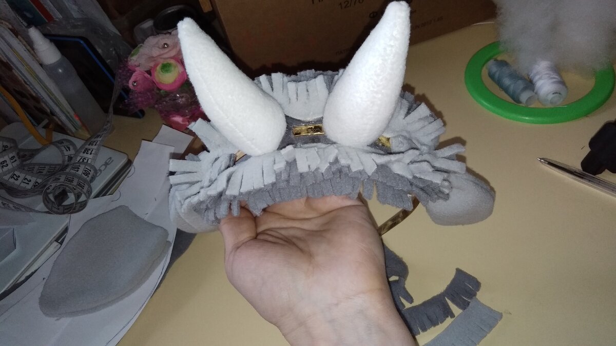 На основу из фетра приклеиваем флисовые полоски. Чередуем цвета.