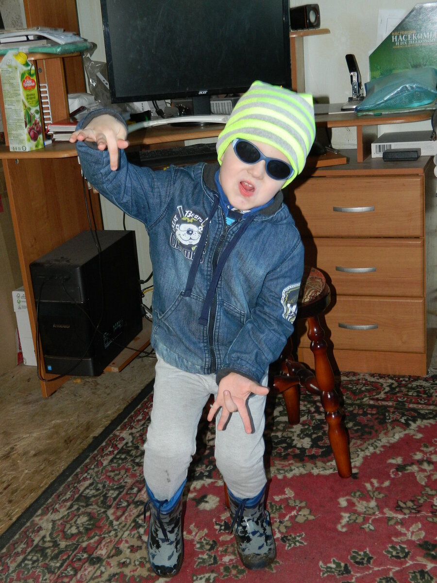 Внук, учится танцам, разжигать костры и кидаться ножами. Демонстрирует урок.