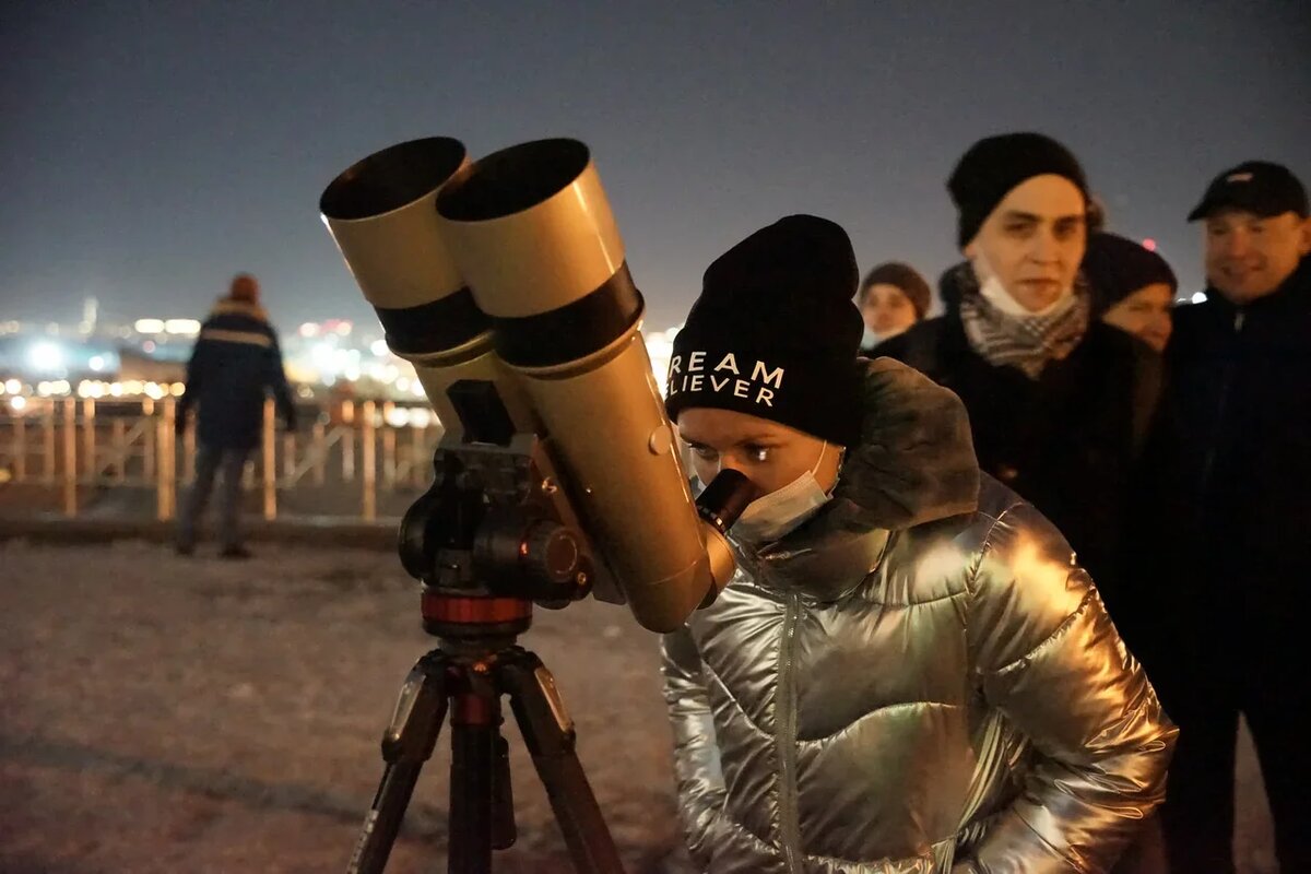 Наблюдения Луны через 100-мм бинокляр Глеба Ефремова, члена Московского астрономического клуба. Фото Елизаветы Каменевой.