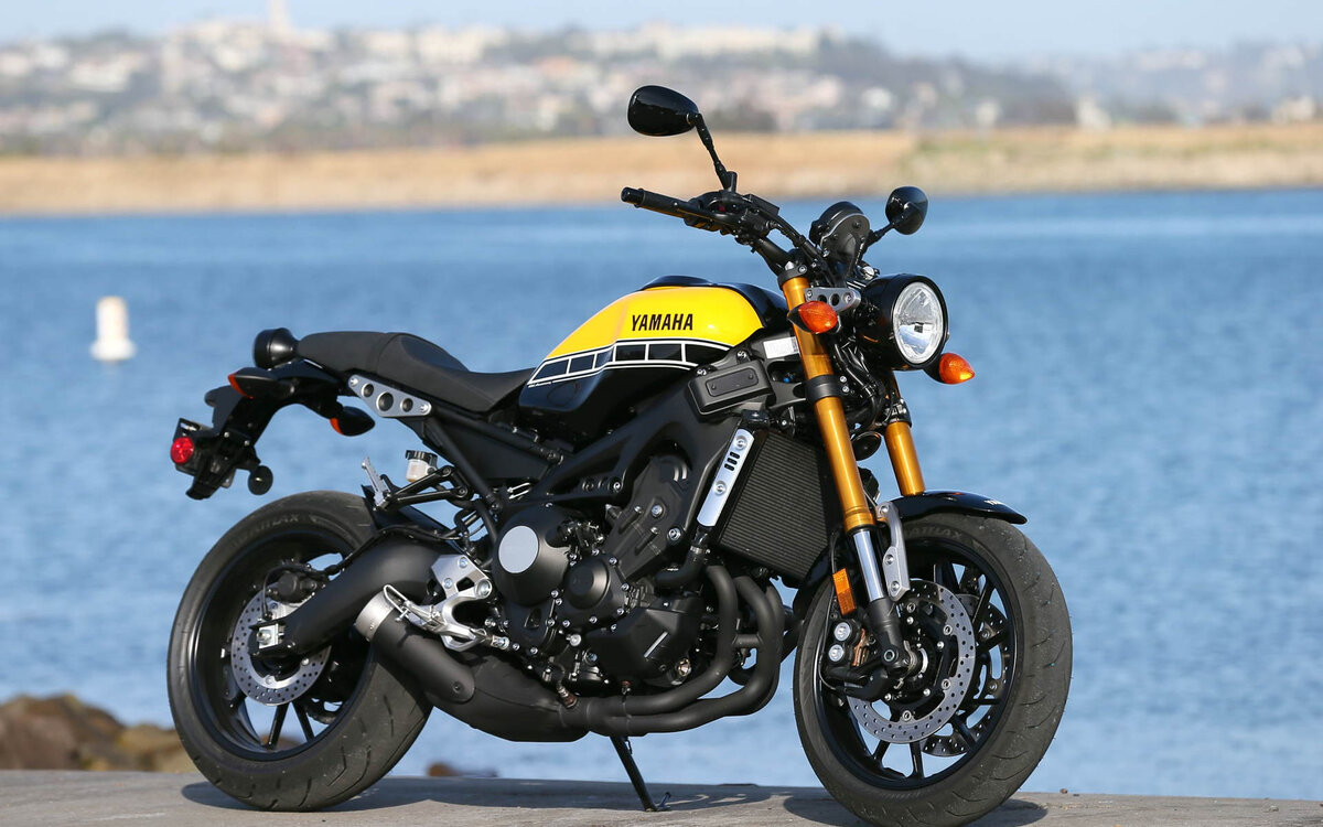 Источник: https://besthqwallpapers.com/Uploads/20-4-2020/129213/yamaha-xsr900-2020-city-bike-side-view-new-black-and-yellow-xsr900.jpg