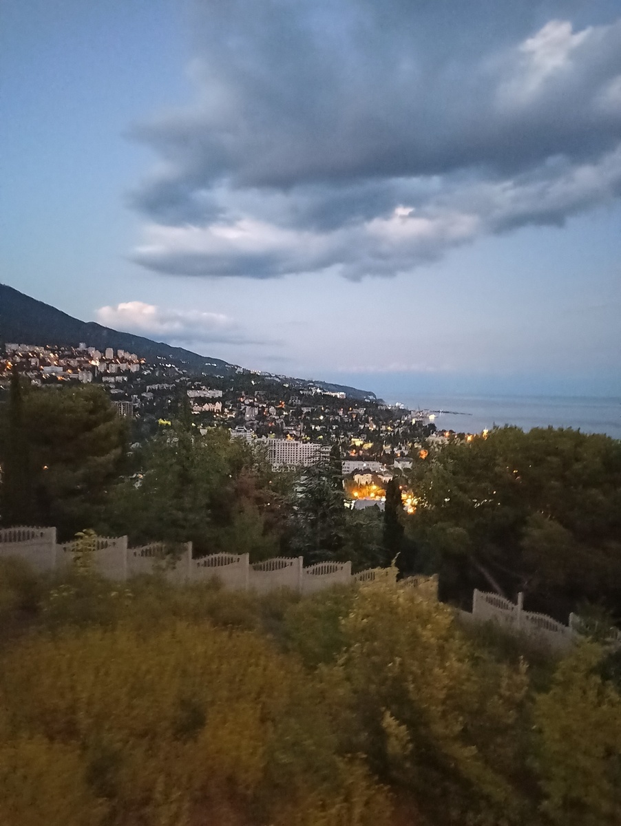 вечерняя Ялта. фото из личного архива