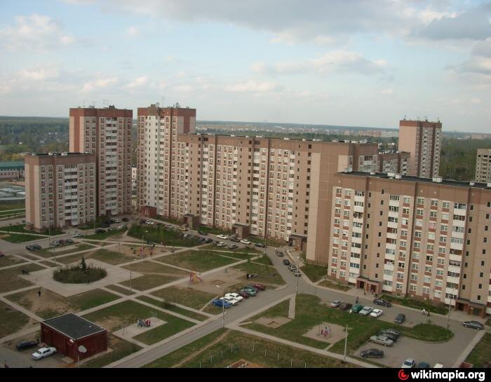 Узнаете,  в центре клумба,  деревья ещё не выросли,  машин мало, сказка.