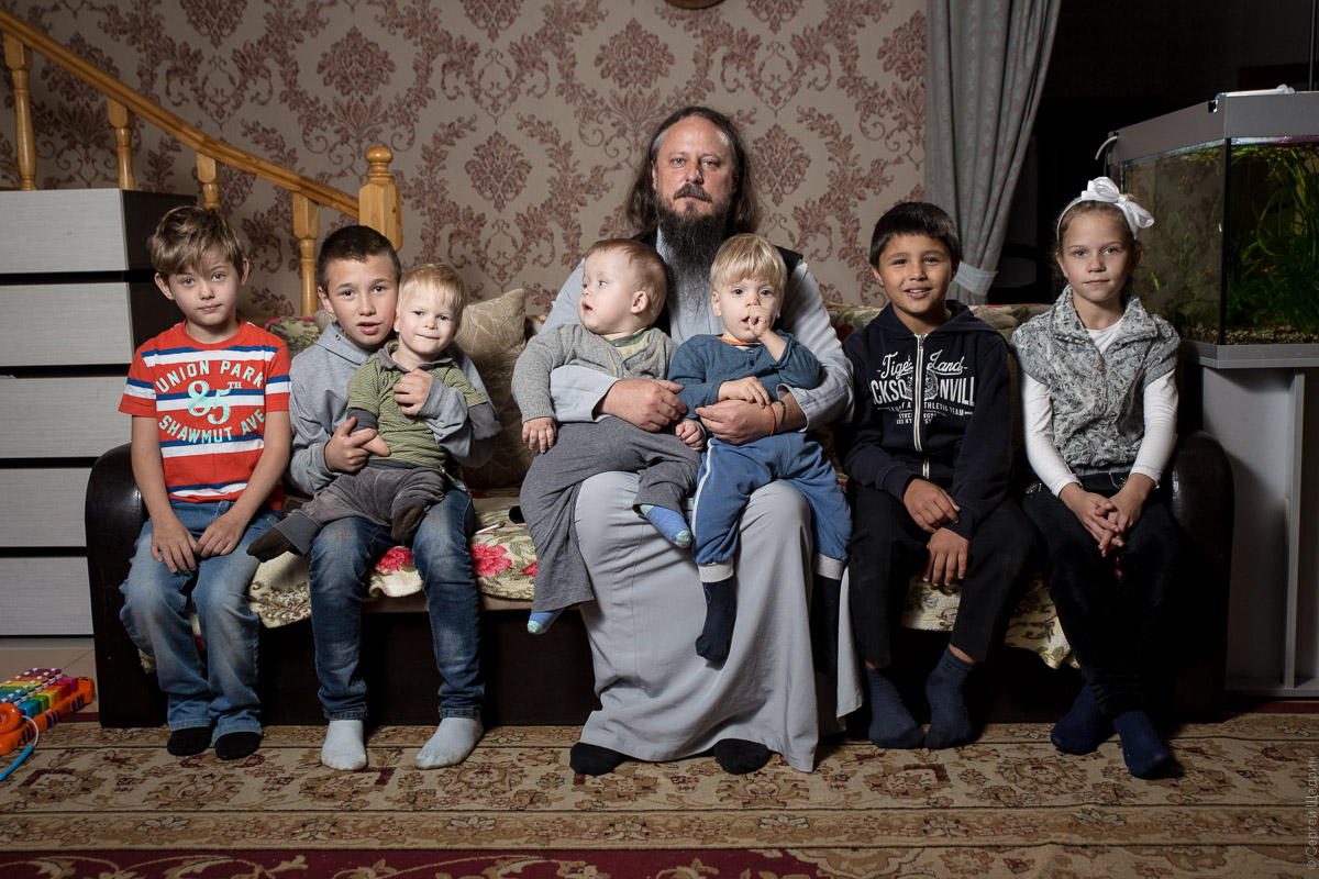 Многодетная семья. Православная многодетная семья. Многодетные священники. Берут многодетных отцов