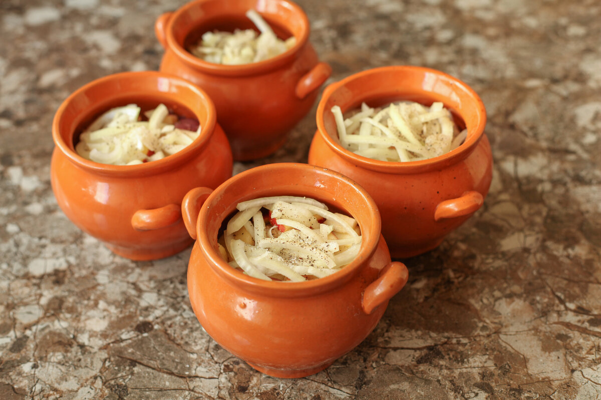 Печень с гречкой в горшочке. Печенка в горшочке. Печенка в горшочке в духовке с картошкой. Печёнка в горшочке в духовке. Приготовить печень в горшочках.