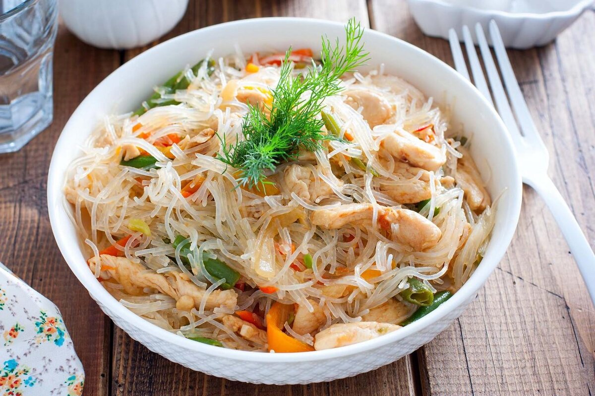 Фунчоза с курицей и овощами