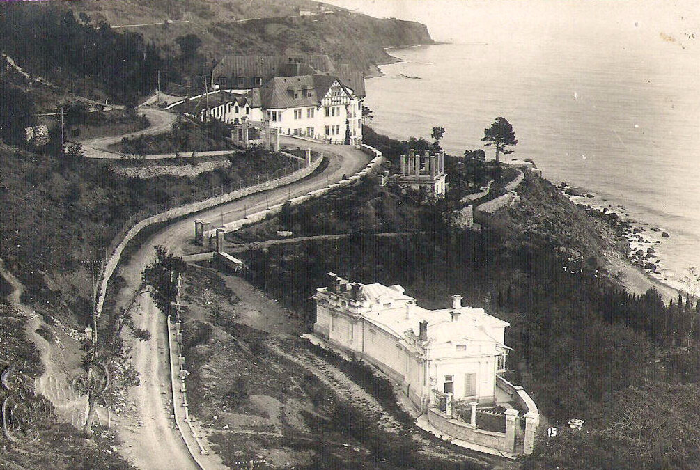 Подъезд к санаторию. На переднем плане дача Артемия Петровича Еленева, с 1914 года Ялтинского городского головы. Дача в народе получила название «Туфелька»