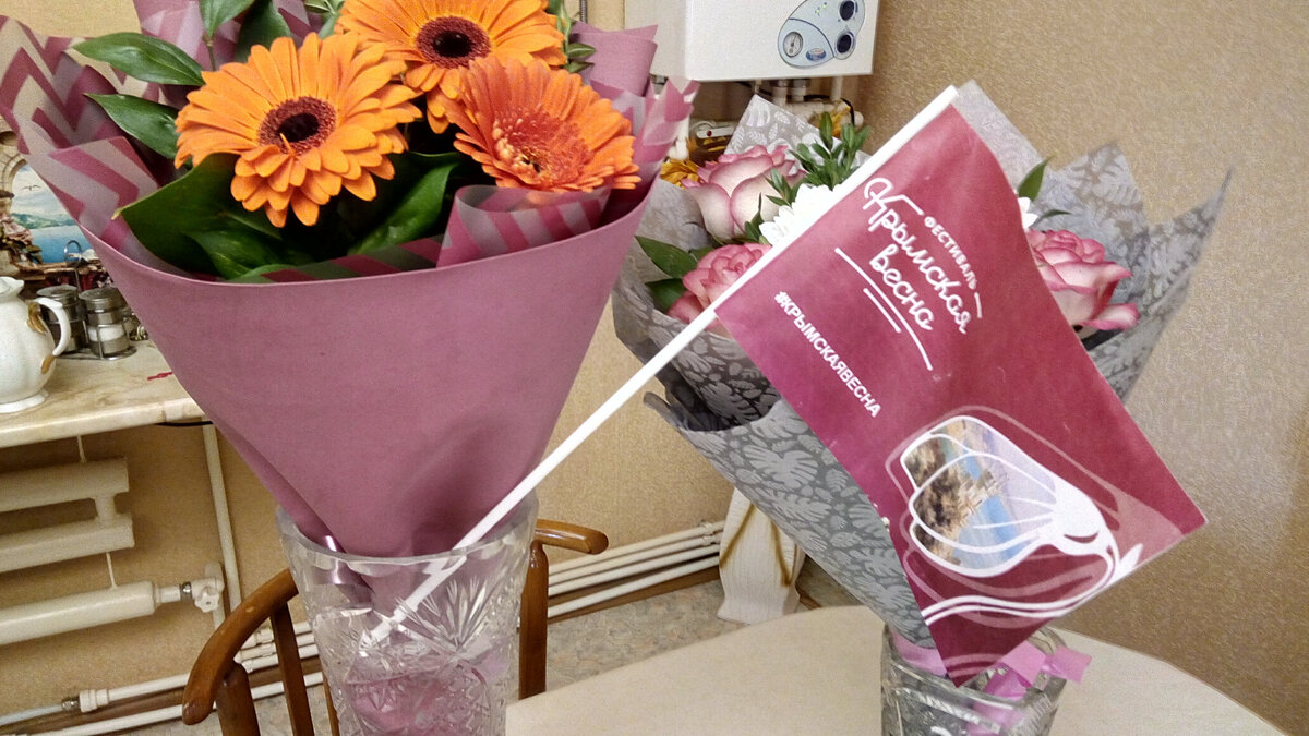 На фото: Флаг получила в подарок в библиотеке, по случаю праздника "Крымская весна - 7 лет"