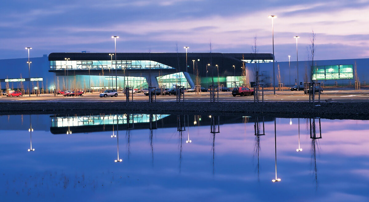 Центральное здание завода BMW в Лейпциге