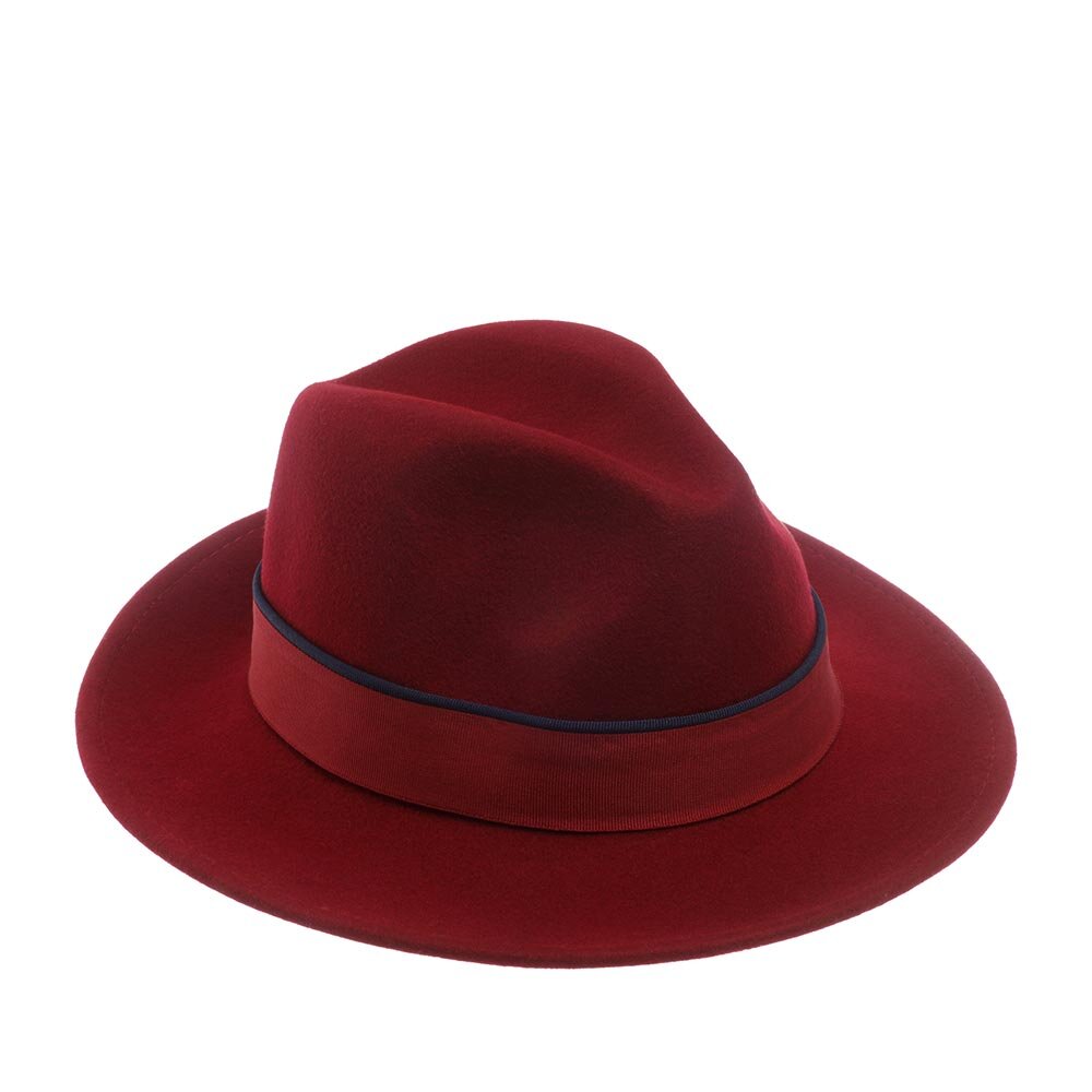 бордовая шляпа