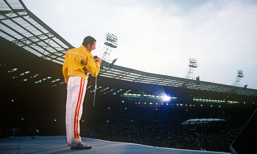 Wembley stadium queen. Фредди Меркьюри Wembley. Фредди Меркьюри Wembley 1986. Фредди Меркьюри на стадионе Уэмбли. Фредди Меркьюри Live at Wembley Stadium 1986.