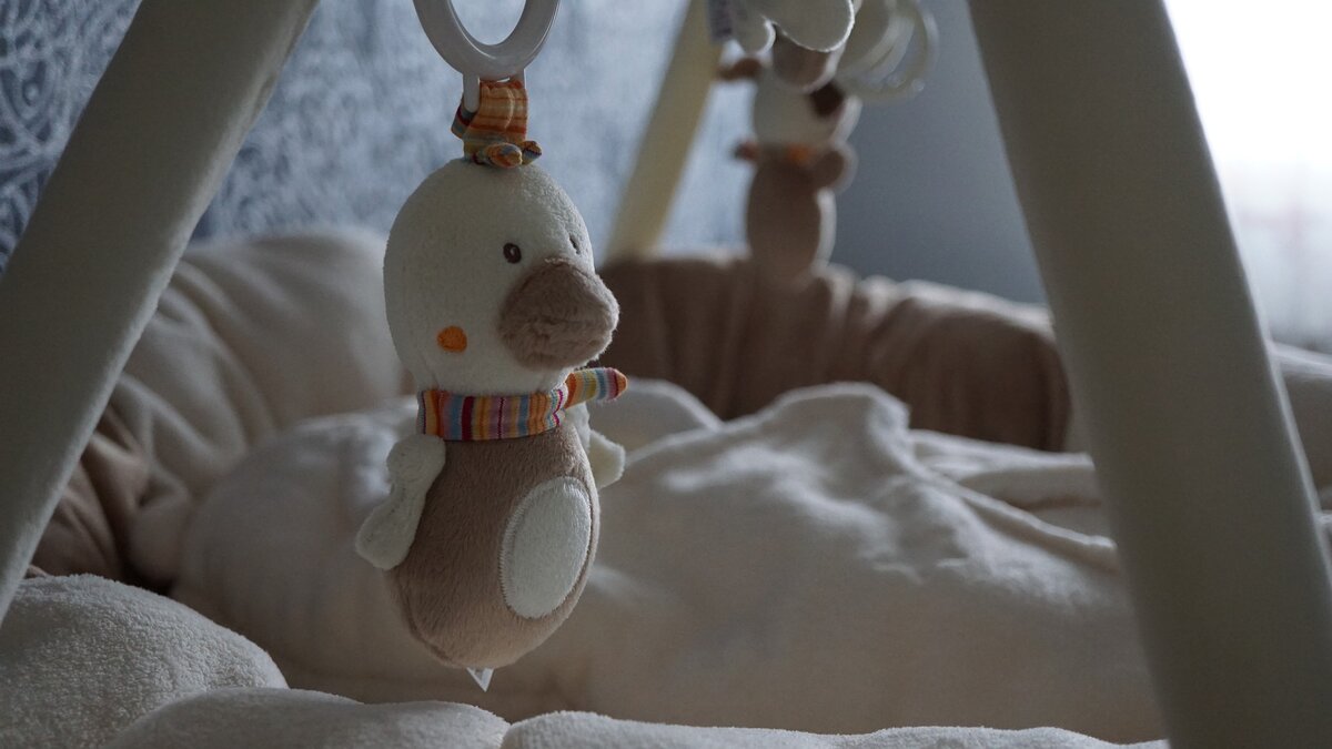 Периодически меняйте игрушки над кроваткой малыша
