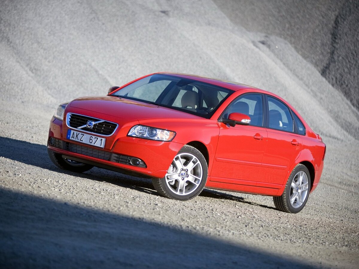 Отношение к Volvo S40 второго поколения можно разделить на три группы.