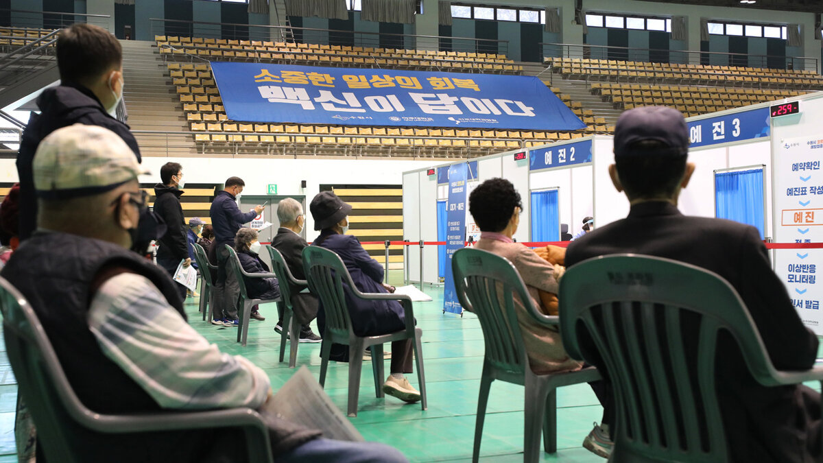 7 апреля пожилые граждане ожидают своей очереди на прививку от коронавируса в спортзале университета «Аджу» в городе Сувоне, пров. Кёнгидо.