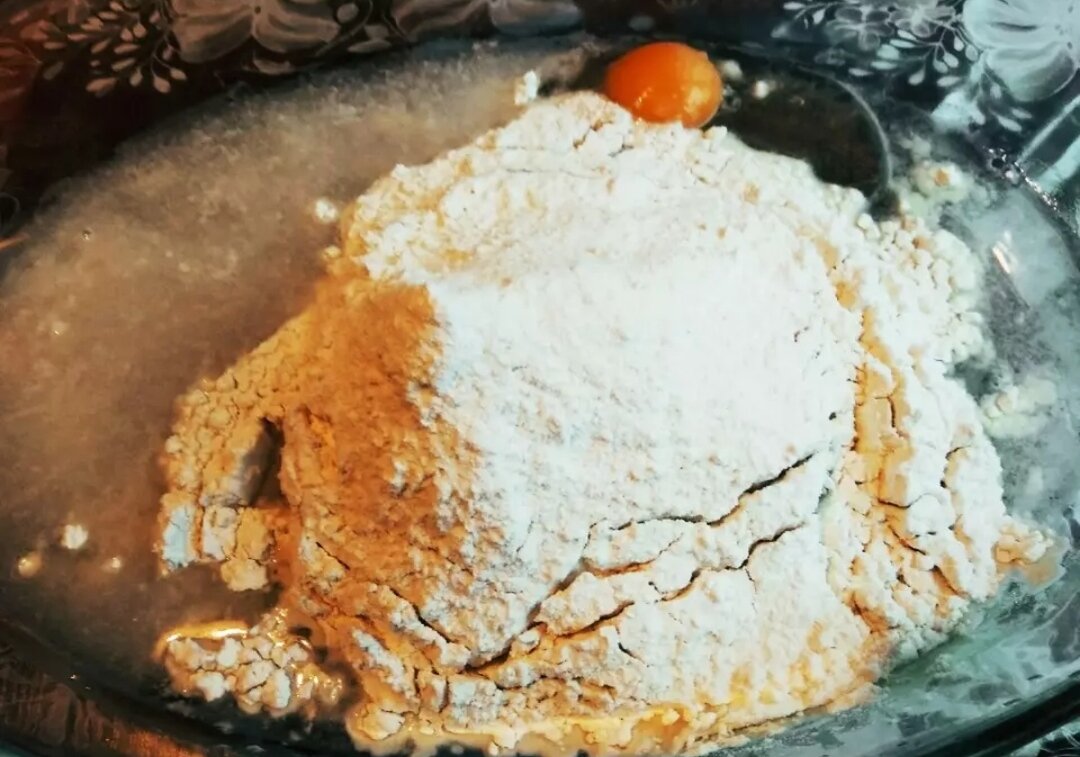 Замесить тесто.