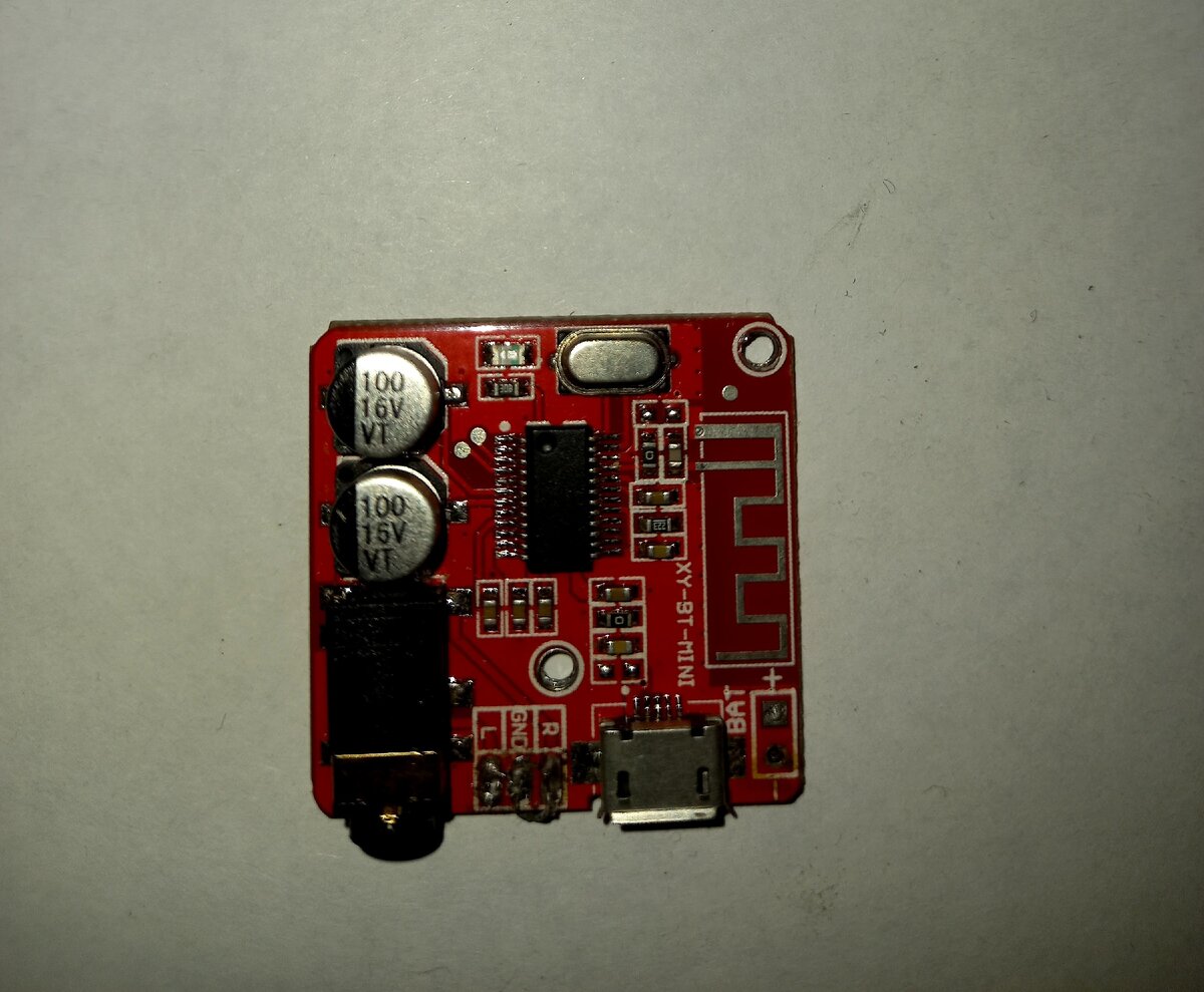 Обычный простейший bluetooth модуль( у меня он уже б/у)