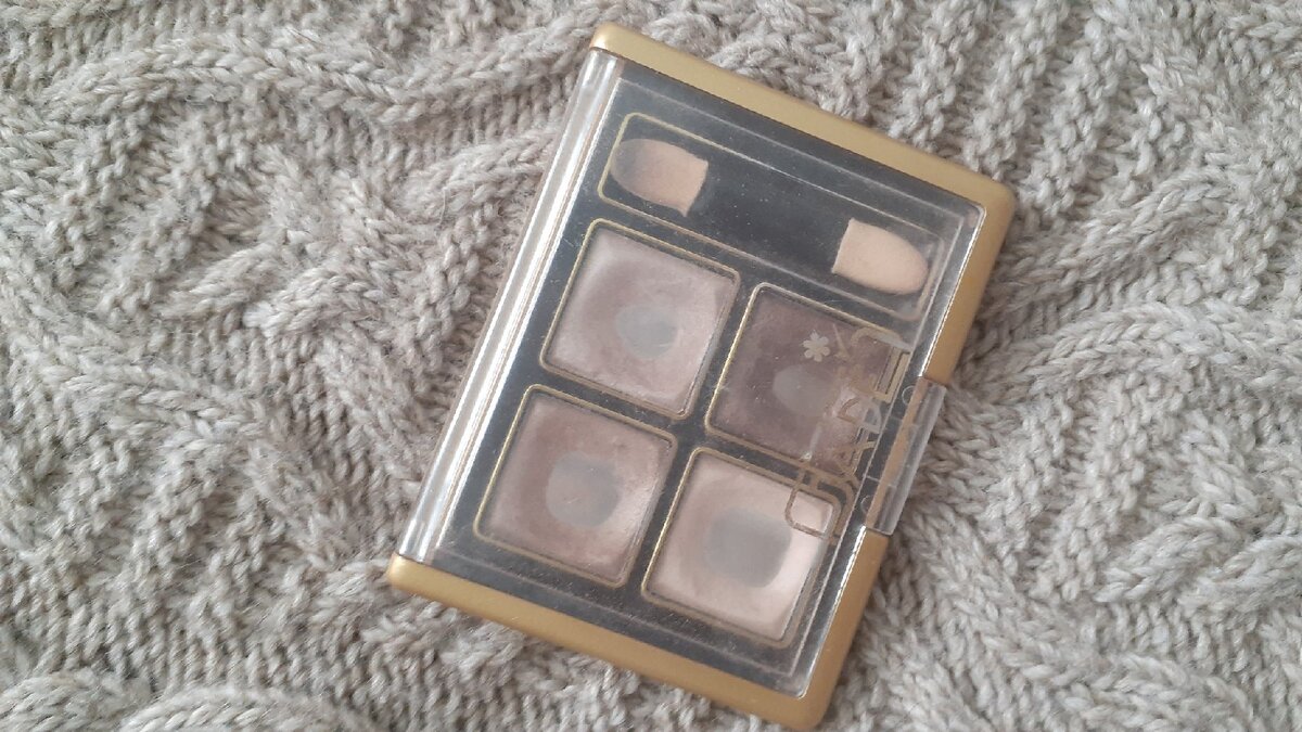 У меня тогда, в 2017 году, была еще лиловая палетка, тени-однушки, выбрала именно эту, бежево-коричневую. Ими накрасилась и на роспись.