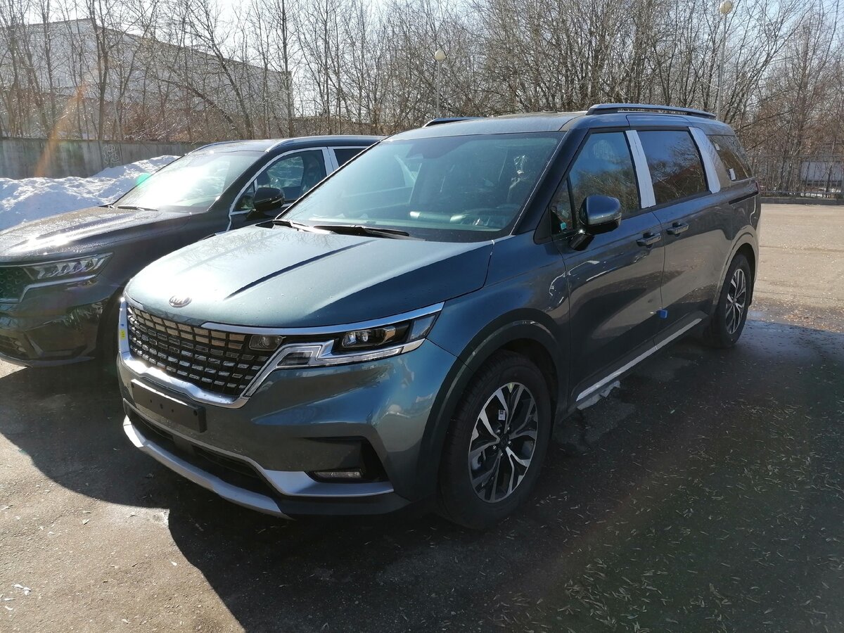 Выбор многоместных автомобилей в России совсем невелик. Когда появились кроссоверы, то минивэны  почти исчезли из прайс-листов дилеров. Kia в 2015 году тоже не стала выводить на рынок Carnival третьего поколения. Сейчас Корейцы  осмелели и не просто привезли к нам «четвертый» Carnival, но и организовали его крупноузловую сборку. И теперь Carnival не минивэн, а кроссвэн. Маркетинг, что с них взять.
