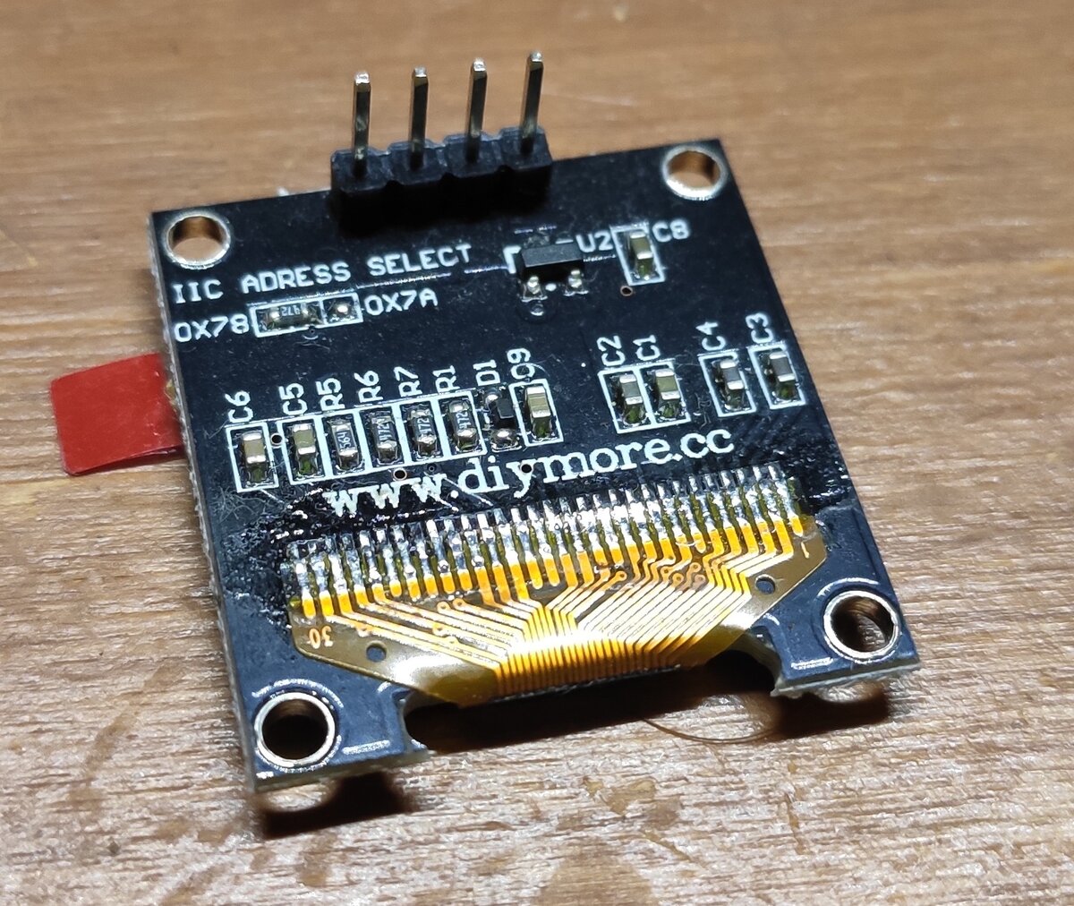 Задняя сторона платы I2C OLED 1,1", 128х64, тут у них единственное достоинство -- можно сменить адрес, перемахнув резюк. Но дисплеи именно на черной плате глючные.