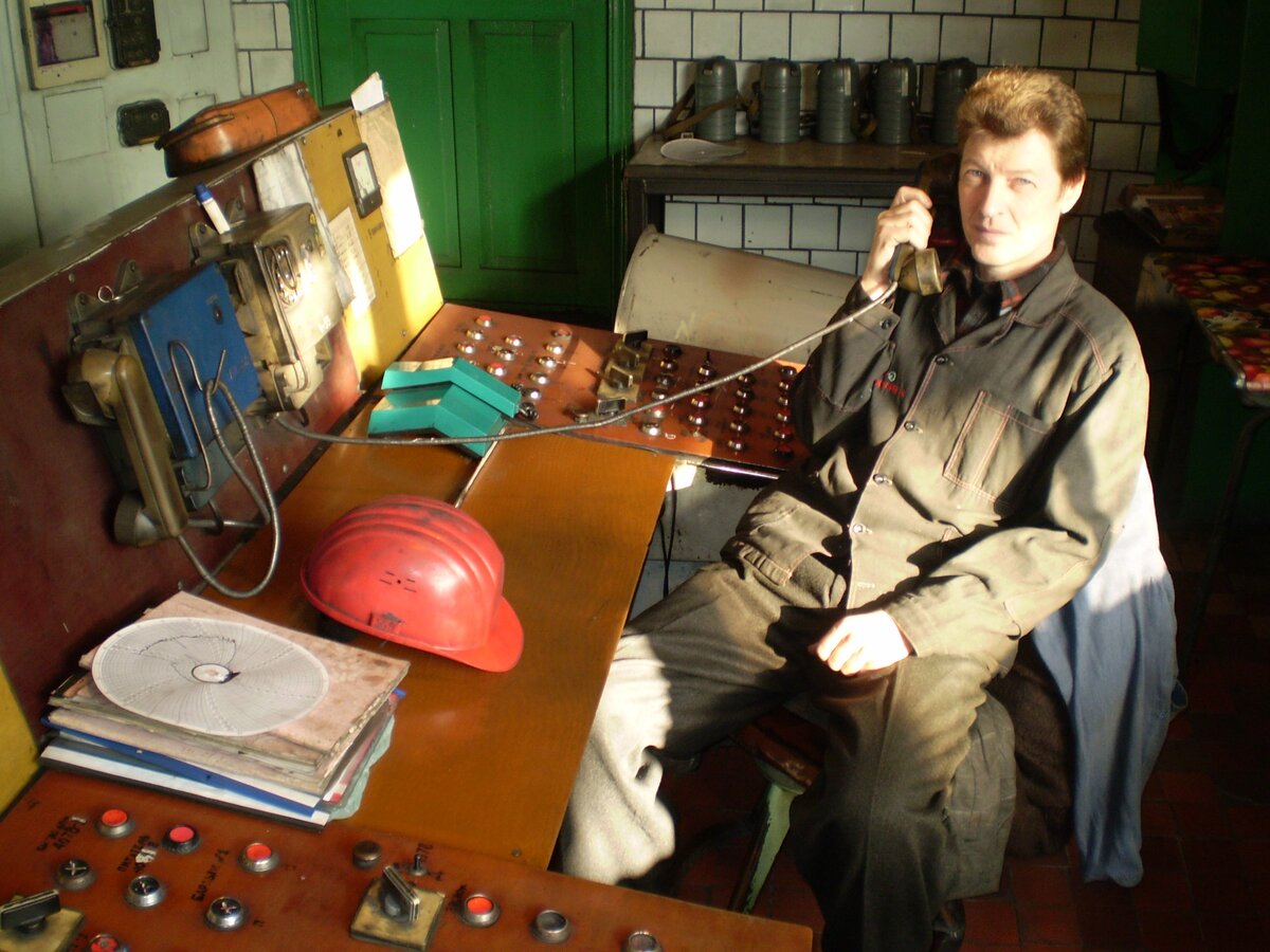 Моё фото 2008 год. Поменял диаграммы на "бумажных" самописцах и докладываю мастеру о том, где нахожусь.