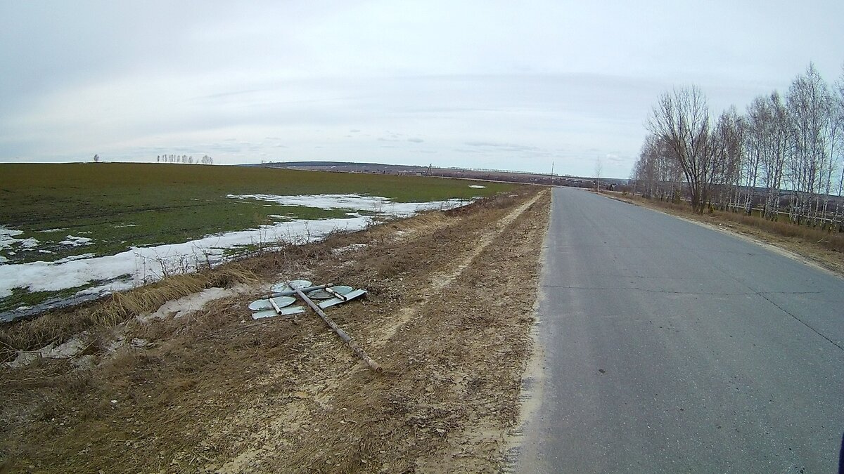 Дорожный знак упал на обочину дороги, скорее всего сдуло ветром