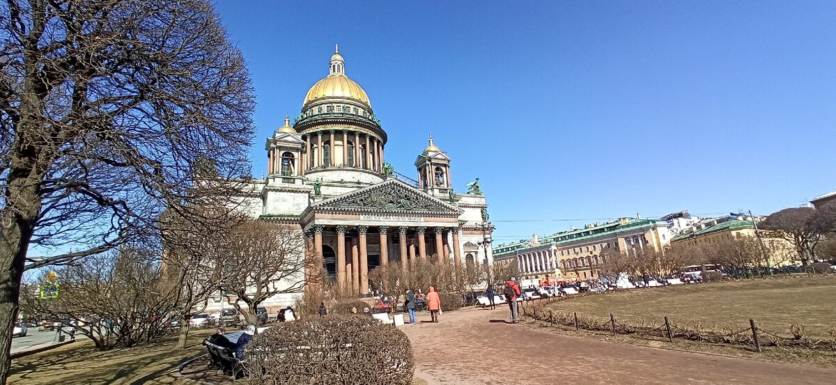 Исаакиевский собор в апреле 