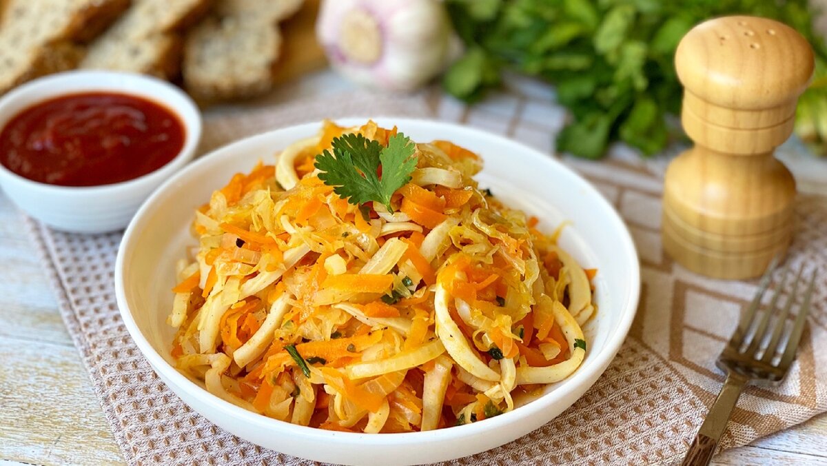 Капуста с кальмарами тушеная. Тушеные кальмары в томатном. Тушеные кальмары. Капуста с тмином. Кальмары тушеные в томатном соусе.