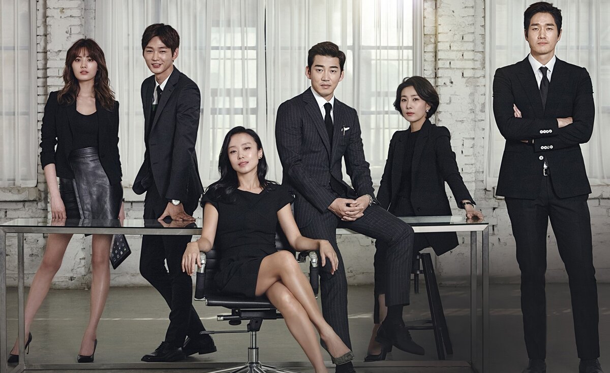 Ю Джи Тхэ (крайний справа) с актерами в образах героев из дорамы "Хорошая жена"