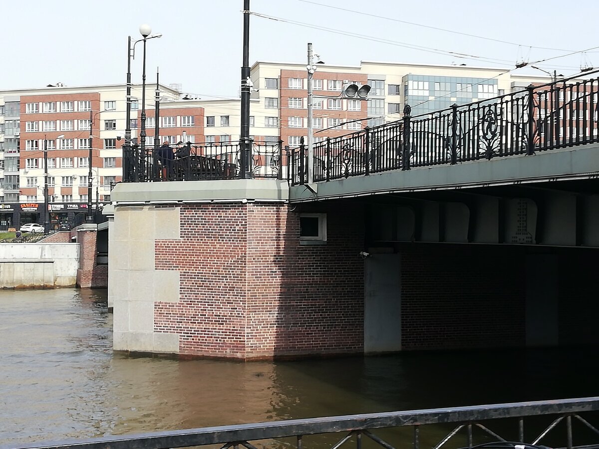 Дом смотрителя (здание подъемных механизмов Высокого моста) построен в 1899 году. По сведениям портала Prussia39.ru, в 2000 году он был отреставрировано за частные средства. В 2007 году здание включили в перечень объектов культурного наследия регионального значения.