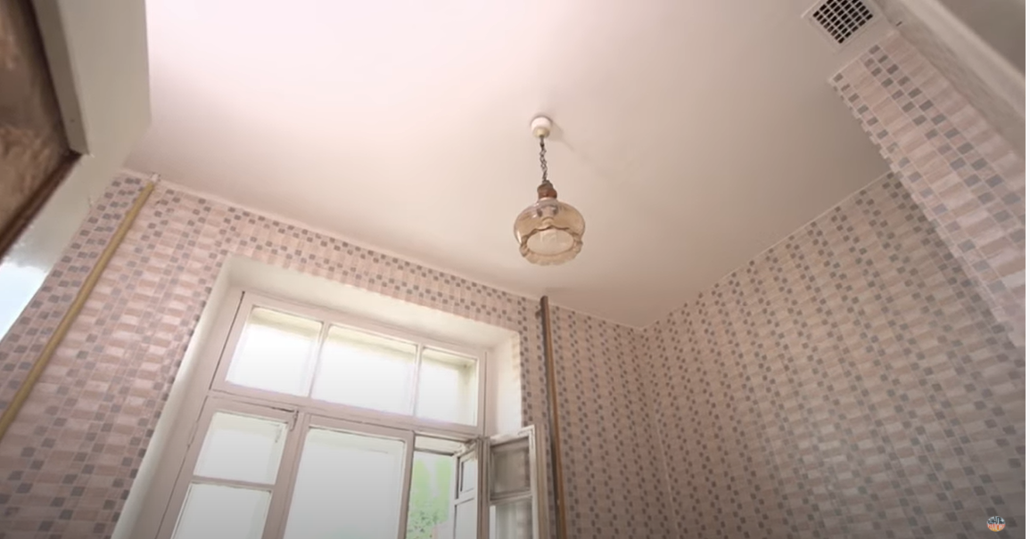 Кухня ДО переделки. Кадр из передачи "Идеальный ремонт"