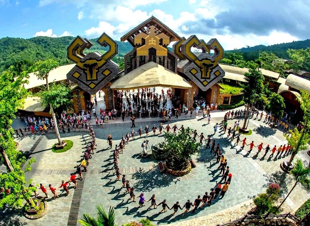 Деревня санья. Хайнань мяо фольклорная деревня. Этнографическая деревня ли и мяо. Остров хайнань ли мяо. Этнографическая деревня ли и мяо.