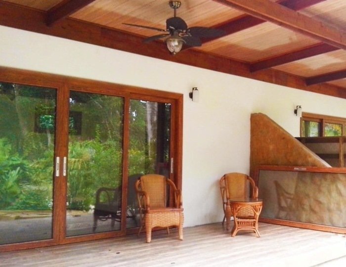 Канадский архитектор Робер Безо был очень озабочен проблемой утилизации пластикового мусора. Тогда ему в голову пришла замечательная идея: он решил построить дом из бутылок своими руками !
