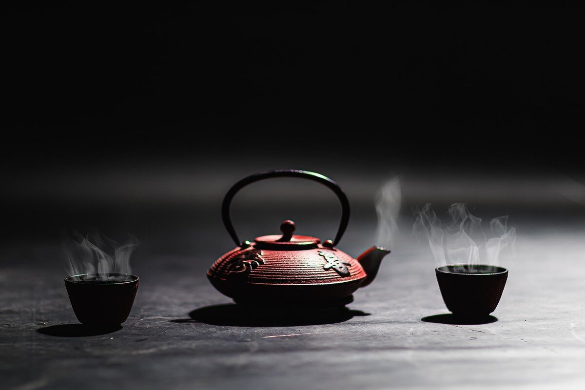 В Китае чайная церемония — целый обряд, к которому подходят со всей ответственностью. Именно с этой страны идет много традиций, связанных с чаепитием.