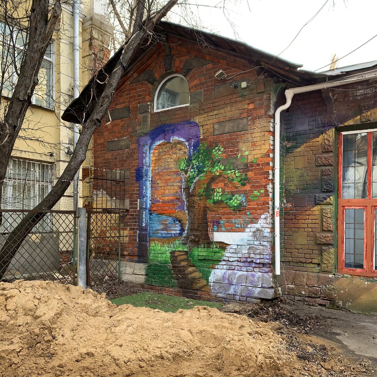 Граффити на стене.
