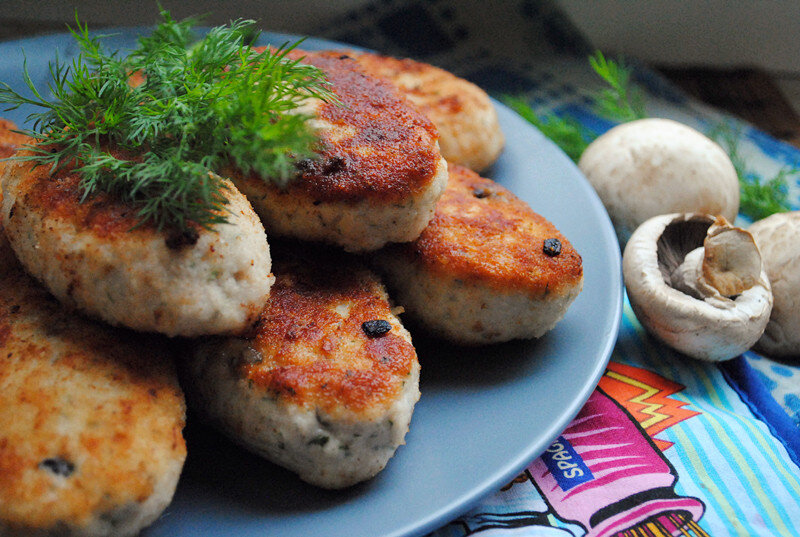 Зразы из куриного фарша с шампиньонами и сыром