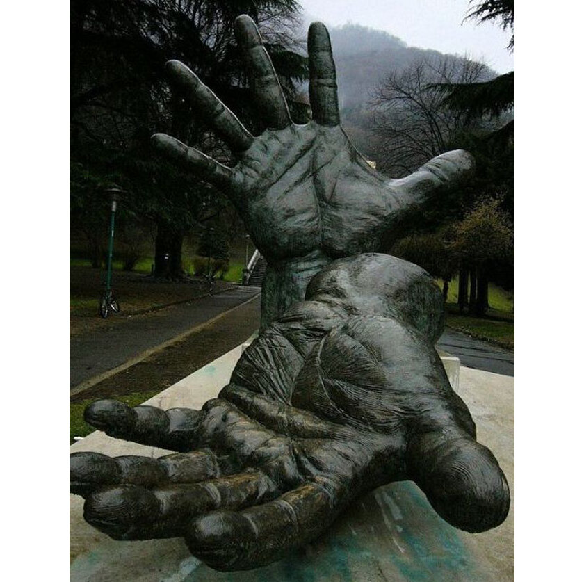Памятник ладони. Большая статуя руки. Большая статуя руки. Статуя будды весеннего храма. Каменная рука.