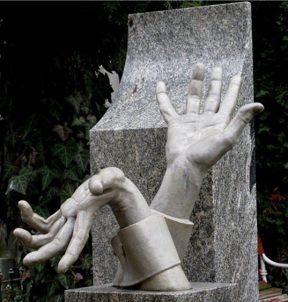 скульптура руки. рука из надгробия. ганглион лучезапястного сустава. могильная рука. выпирает косточка на руке.