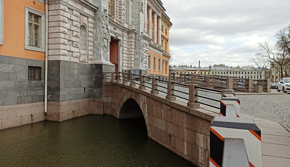 Тройной мост у главного входа в замок 