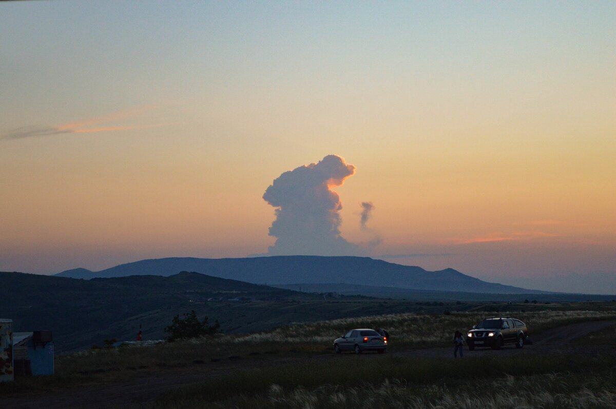 Гора Клементьева в Коктебеле. Дорога с асфальтным покрытием совершенно новые. Фото старое)))