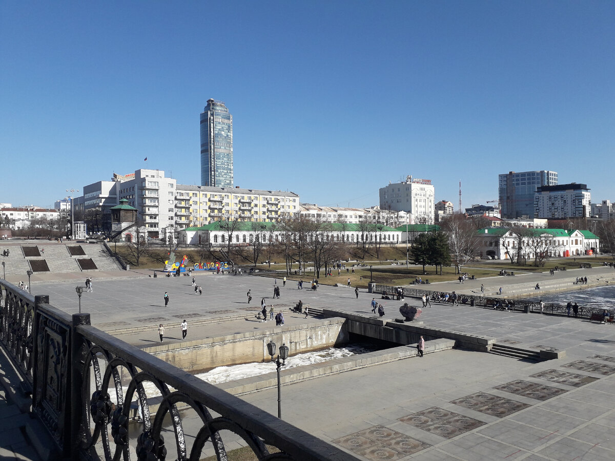 Достопримечательности Екатеринбурга - Плотинка на фоне высотки "Высоцкий", которая имеет 54 этажа. Фото автора.