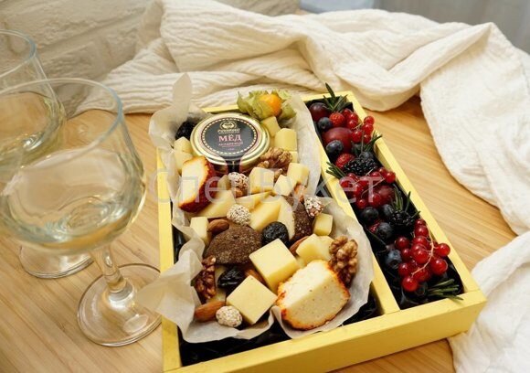 Бокс со швейцарскими сырами и ягодами