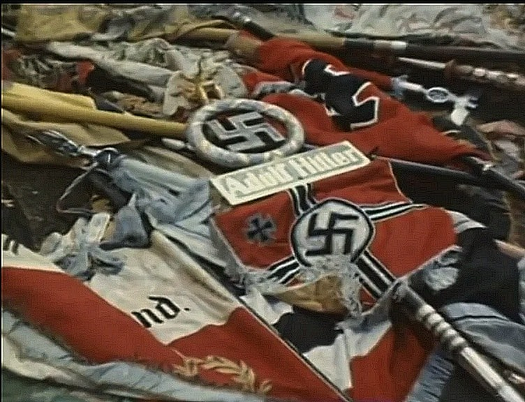 Какие знамена бросали к Мавзолею на первом Параде Победы | Обожаю флаги ...