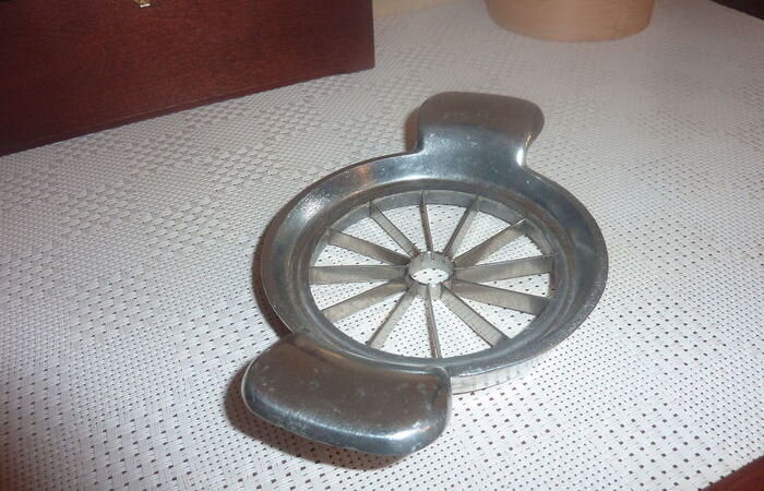 Сегодня советская эпоха кажется чем-то далеким и окончательно ушедшим в историю. Как это часто бывает с цивилизациями, канувшими в небытие, после них остается огромное количество артефактов. Правда, в случае с СССР большая часть материального наследия оказалась не в земле в археологических слоях, а в пыльных чуланах. Если показать отдельные предметы молодому поколению, то оно едва ли сможет сразу угадать для чего нужна была столь загадочная и странная штуковина.