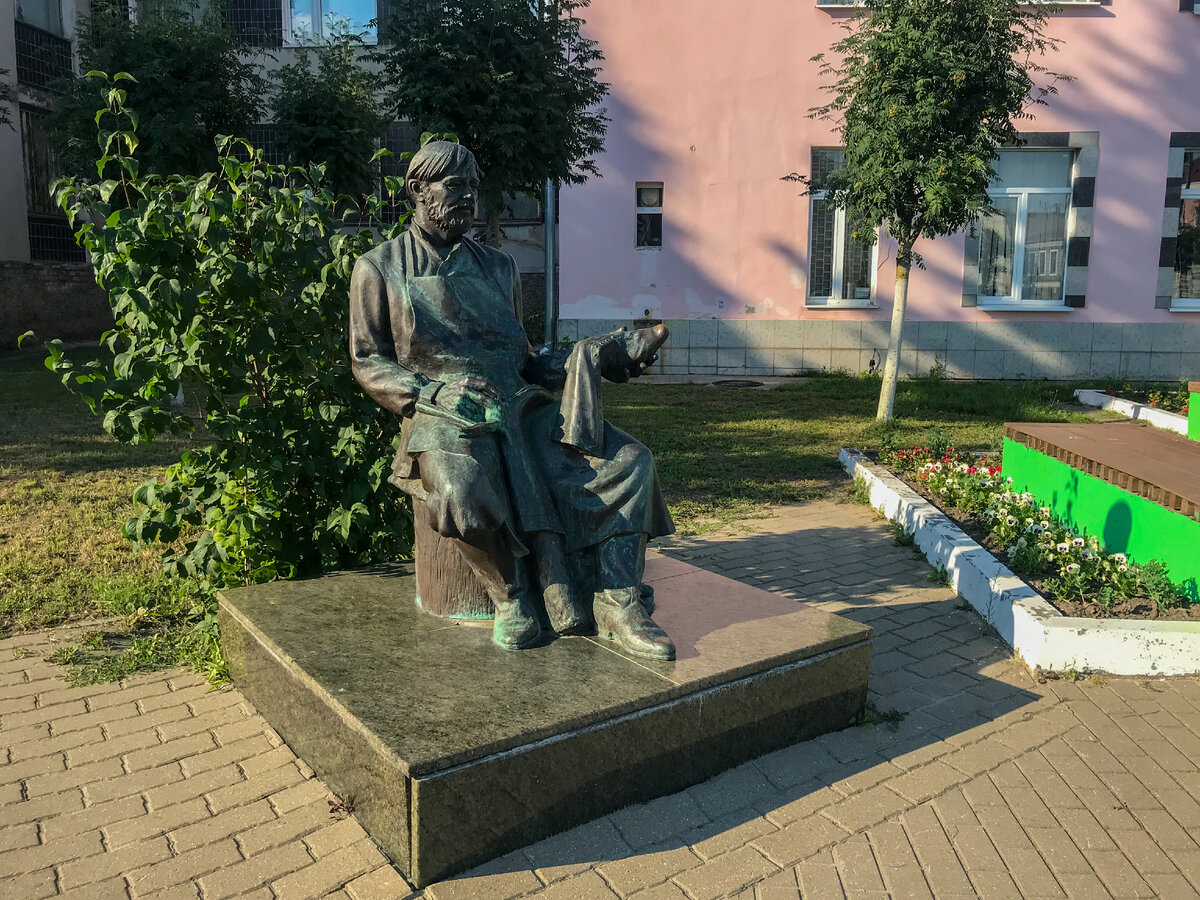 Памятник Сапожнику
